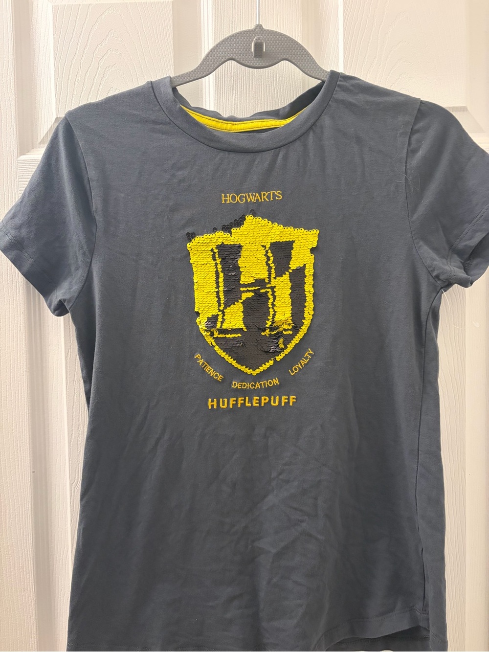 Hufflepuff women’s Sequin Crest T-Shirt - Yellow on Charcoal
